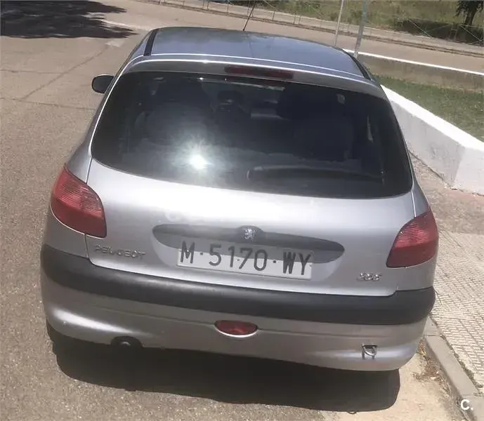 Usado Peugeot 206 70 CV (51 kW) 1999 Gris / plata Utilitario