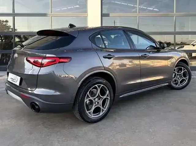 Usado Alfa Romeo Stelvio Ti 210 CV (154 kW) 2022 Gris SUV