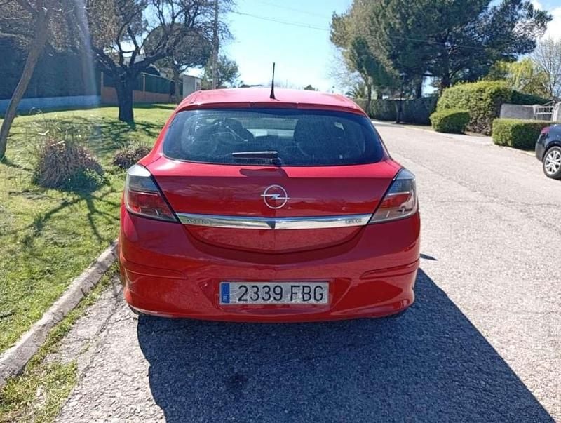 Usado Opel Astra GTC Enjoy 99 CV (72 kW) 2006 Rojo Utilitario