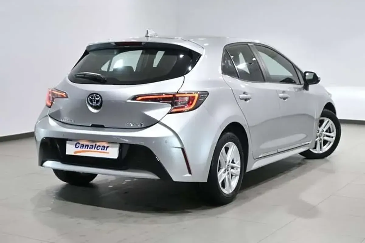 Usado Toyota Corolla Active 97 CV (71 kW) 2022 Gris Berlina