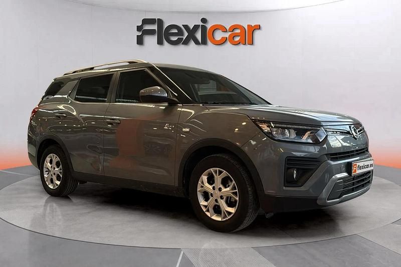 Gris Usado 2023 Ssangyong (KGM) Tivoli SUV | 13.290 € (Buen precio) - Imagen 1/4