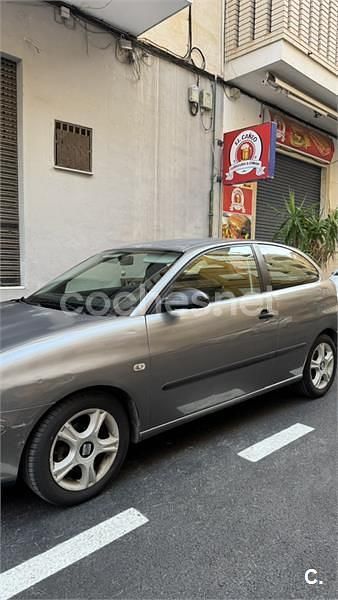 Usado Seat Ibiza Stella 75 CV (55 kW) 2004 Gris / plata Utilitario