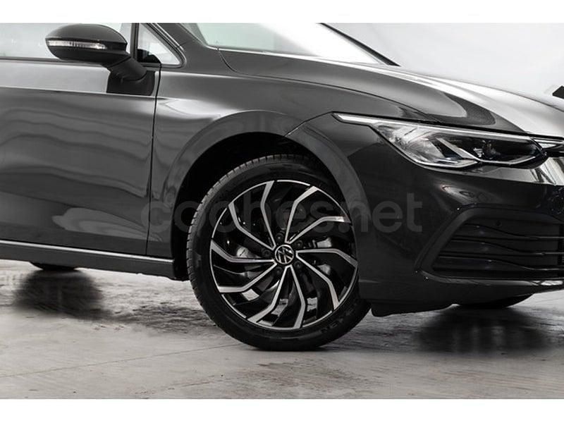 Usado VW Golf VIII Life 110 CV (80 kW) 2024 Gris / plata Berlina