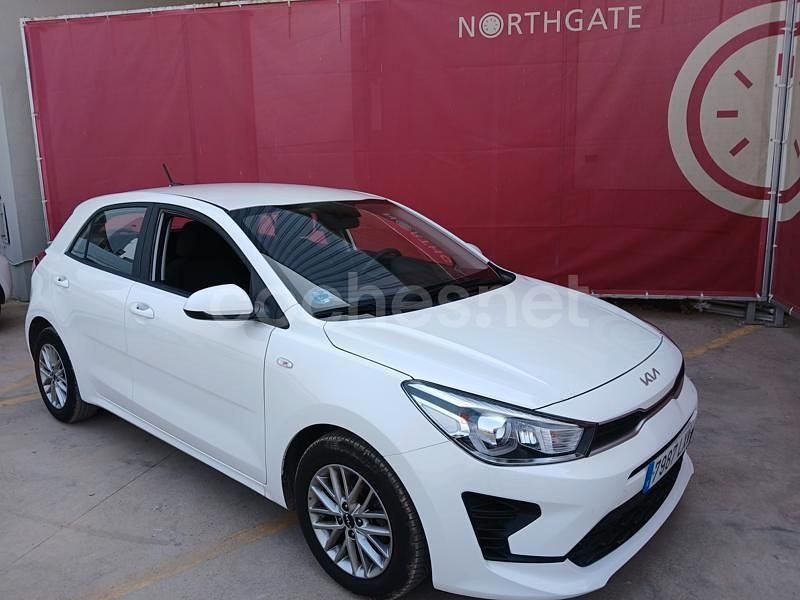 Blanco Usado 2022 Kia Rio Berlina | 11.900 € (Precio justo) - Imagen 1/4