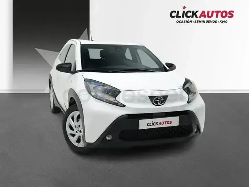 Usado Toyota Aygo X Play 72 CV (52 kW) 2026 Blanco SUV