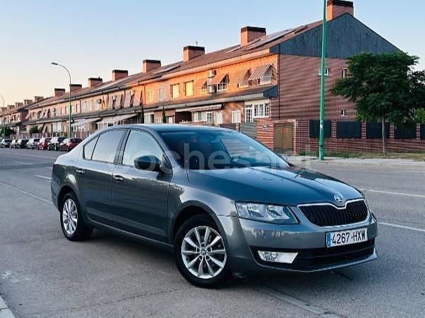 Gris / plata Usado 2014 Skoda Octavia Elegance Berlina | 6999 € (Precio justo) - Imagen 1/4
