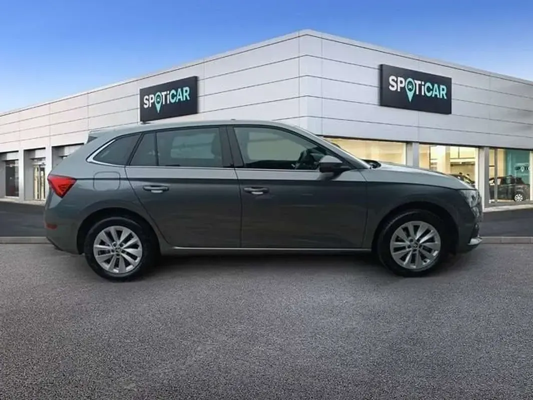 Usado Skoda Scala Ambition 116 CV (85 kW) 2023 Gris Utilitario