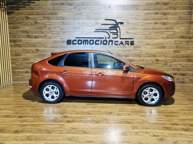 Usado Ford Focus Trend 90 CV (66 kW) 2008 Granate Berlina