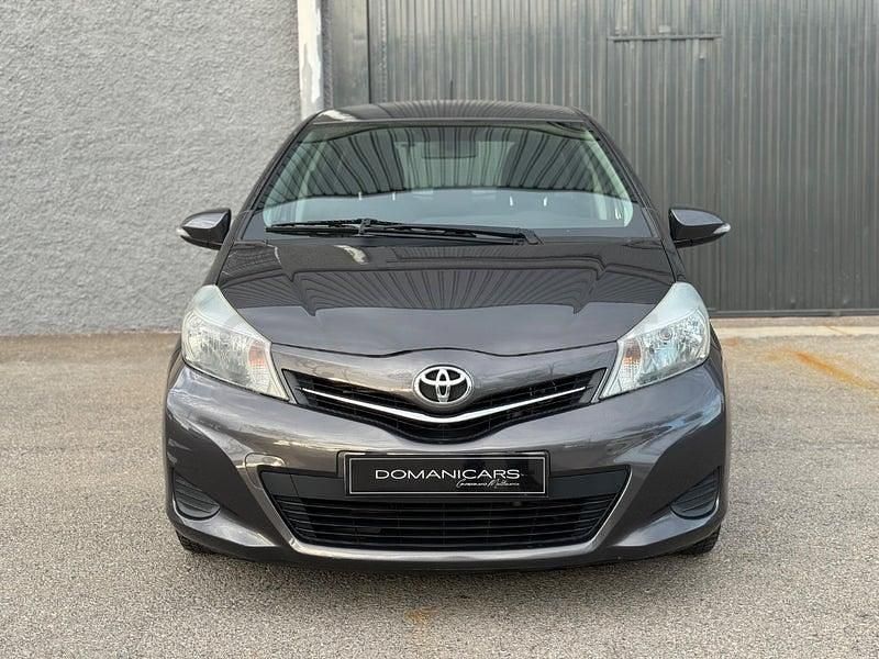 Usado Toyota Yaris Live 90 CV (66 kW) 2012 Gris / plata Berlina