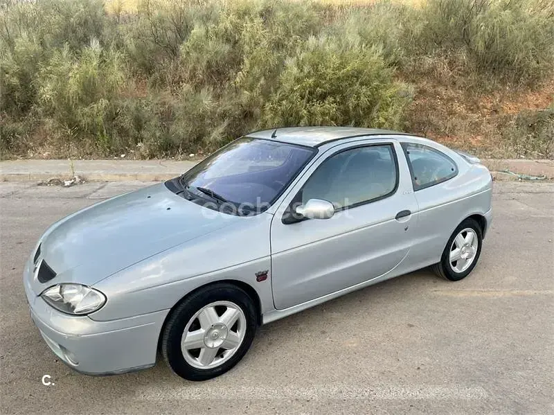 Usado Renault Mégane Coupé 110 CV (80 kW) 2000 Gris / plata Coupe