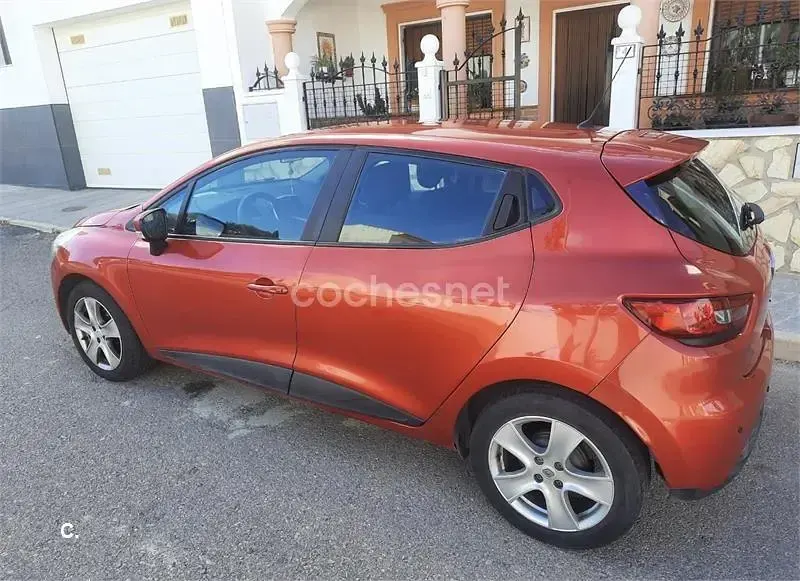 Usado Renault Clio IV Authentique 75 CV (55 kW) 2015 Rojo Berlina