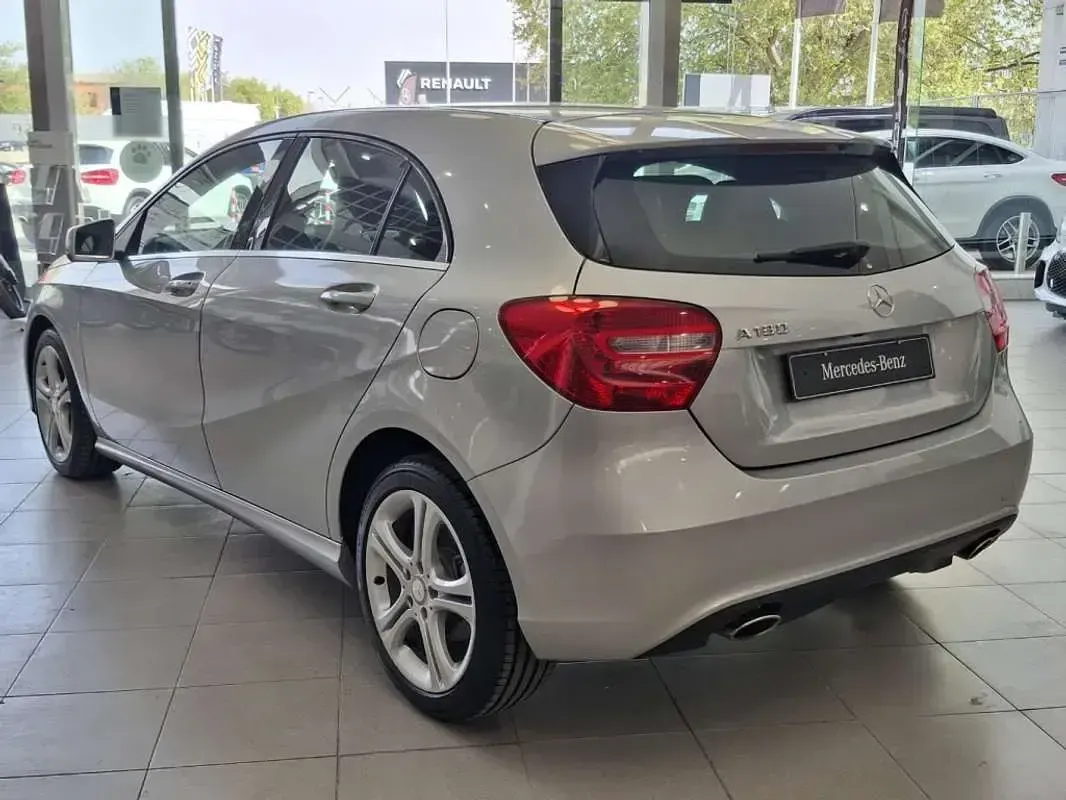Usado Mercedes A180 Urban 122 CV (89 kW) 2012 Gris Utilitario