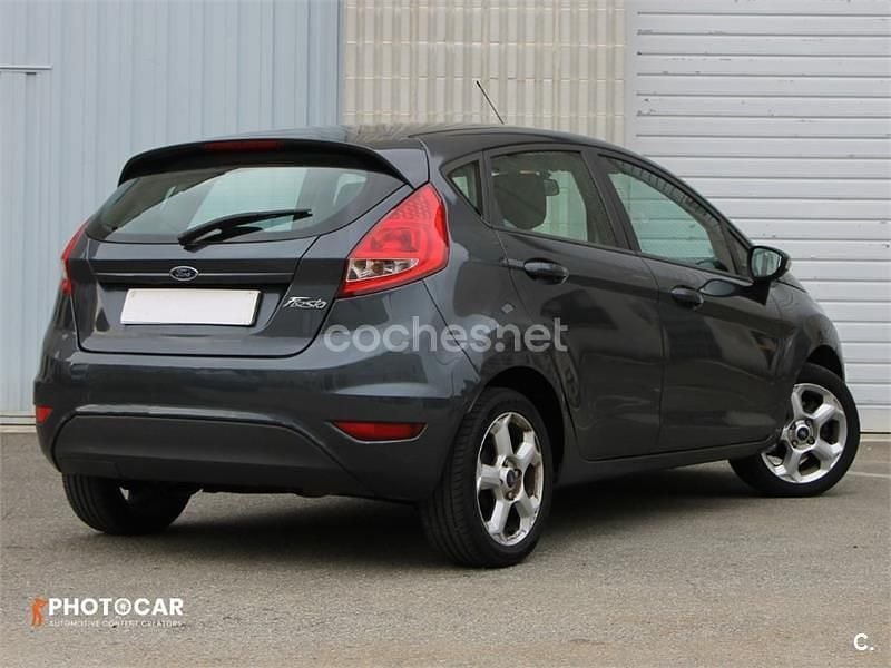 Usado Ford Fiesta Trend 96 CV (70 kW) 2009 Gris / plata Utilitario
