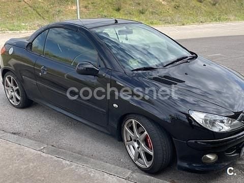 Usado Peugeot 206 CC 110 CV (80 kW) 2005 Negro Descapotable