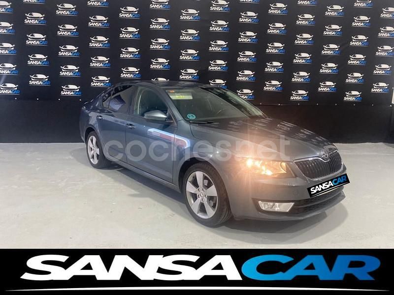 Gris / plata Usado 2017 Skoda Octavia Ambition Berlina | 12.499 € (Precio justo) - Imagen 1/4