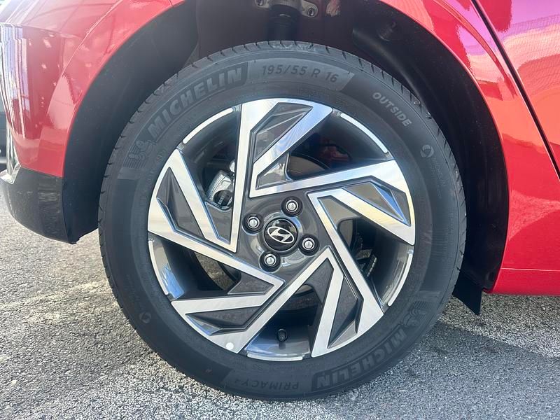 Usado Hyundai i20 100 CV (73 kW) 2025 Rojo dragón Utilitario