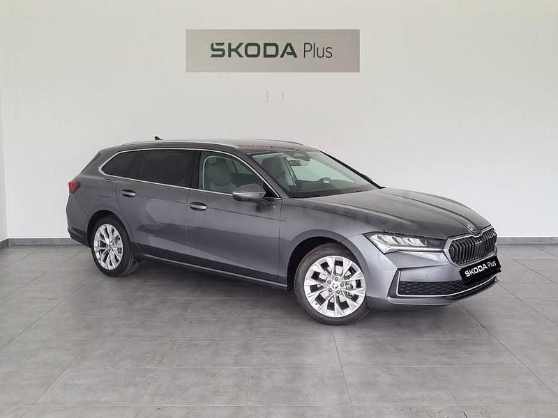 Usado Skoda Superb Selection 150 CV (110 kW) 2024 Gris / plata Familiar