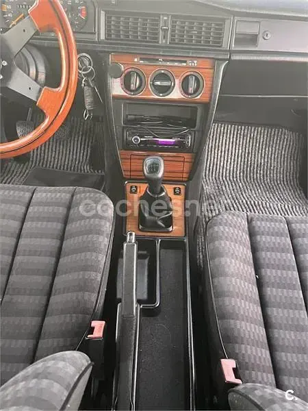 Usado Mercedes 190 109 CV (80 kW) 1992 Gris / plata Berlina