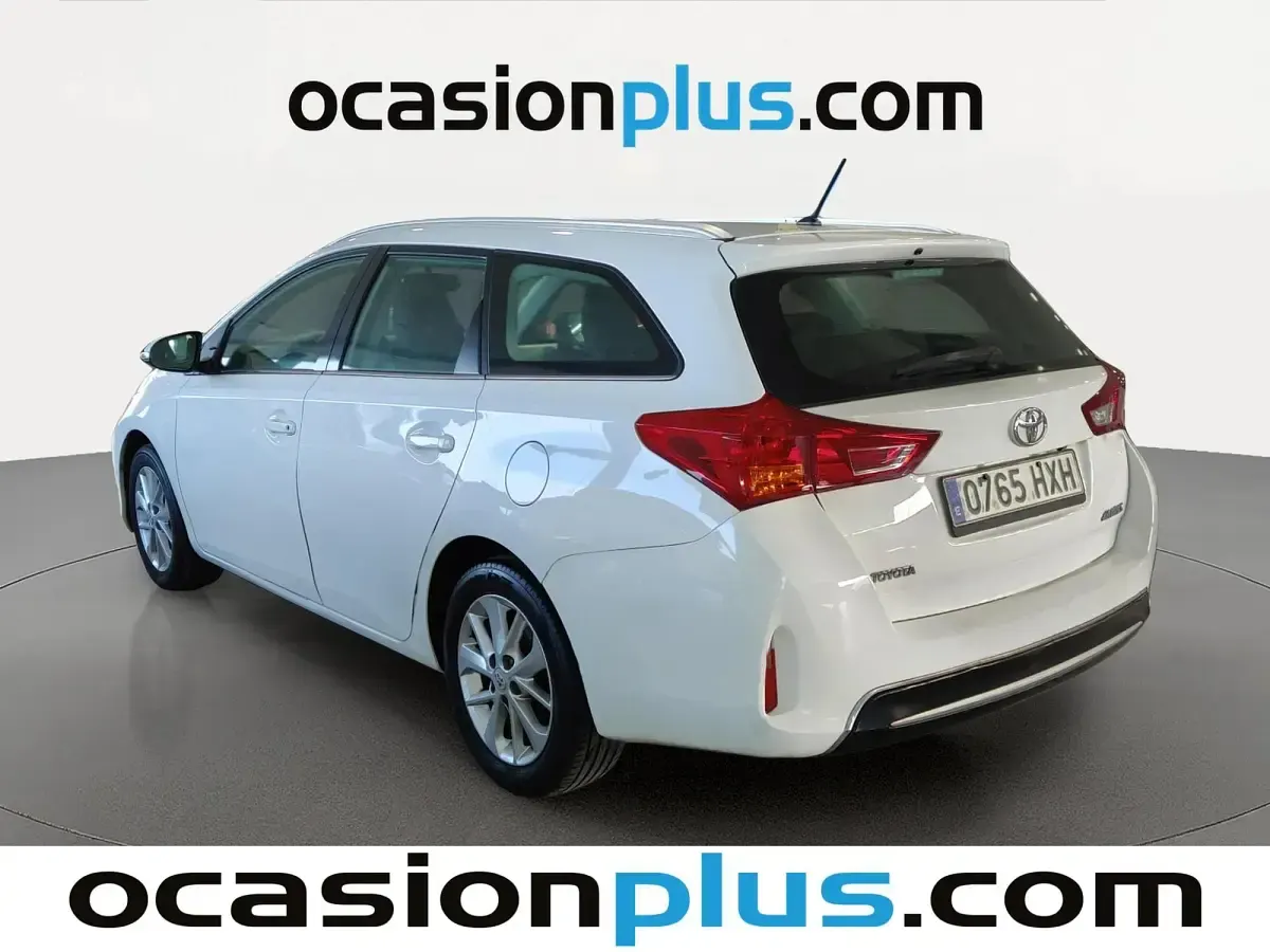Usado Toyota Auris Active 132 CV (97 kW) 2014 Blanco Familiar