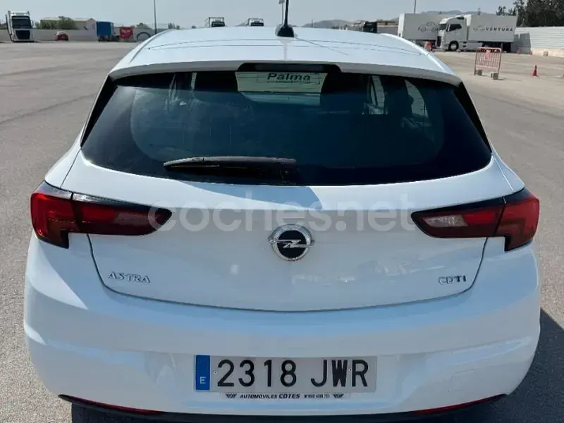 Usado Opel Astra Dynamic 110 CV (80 kW) 2016 Blanco Berlina