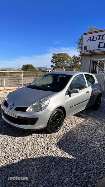 Usado Renault Clio II Authentique 65 CV (47 kW) 2007 Gris claro Berlina