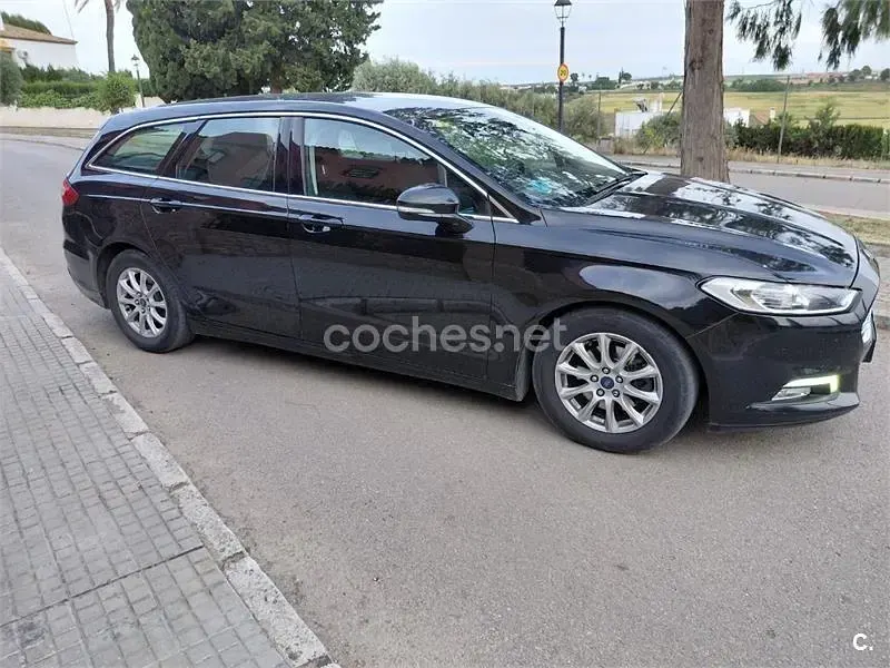 Usado Ford Mondeo Trend 120 CV (88 kW) 2016 Negro Familiar