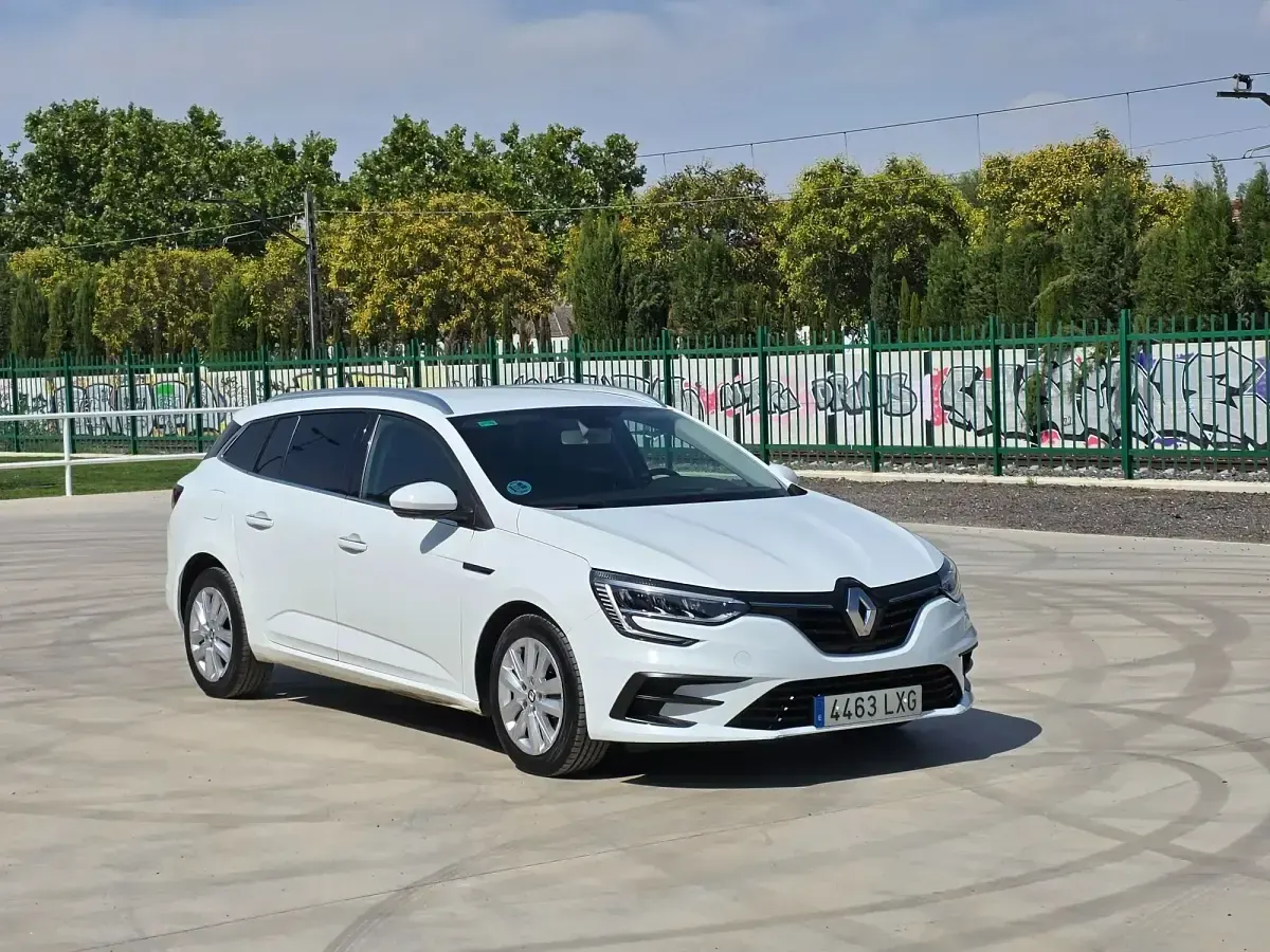 Usado Renault Mégane II Intens 115 CV (84 kW) 2022 Blanco Berlina