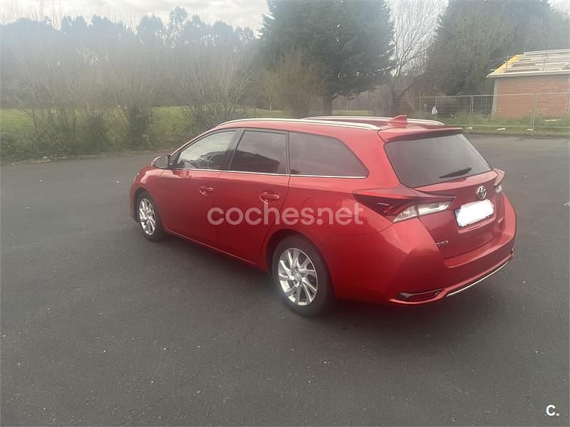 Usado Toyota Auris Active 90 CV (66 kW) 2016 Rojo Familiar
