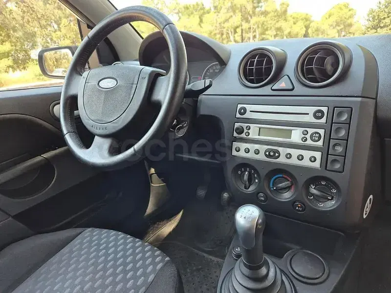 Usado Ford Fiesta Trend 100 CV (73 kW) 2004 Gris / plata Utilitario