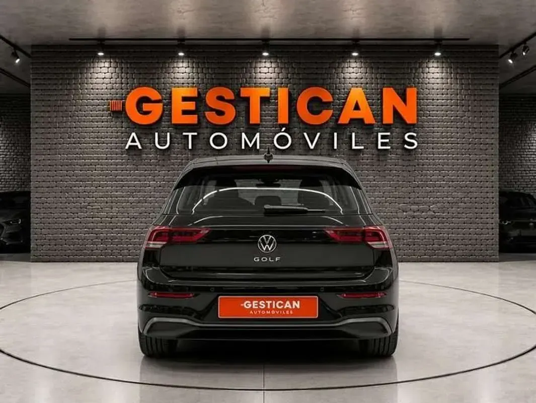Usado VW Golf VIII Life 110 CV (80 kW) 2022 Negro Utilitario