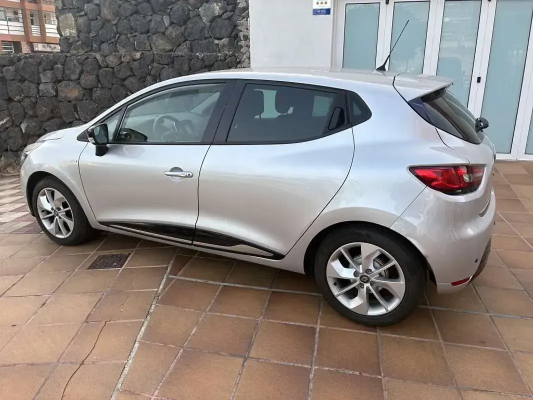Usado Renault Clio LIMITED 90 CV (66 kW) 2019 Plateado Utilitario