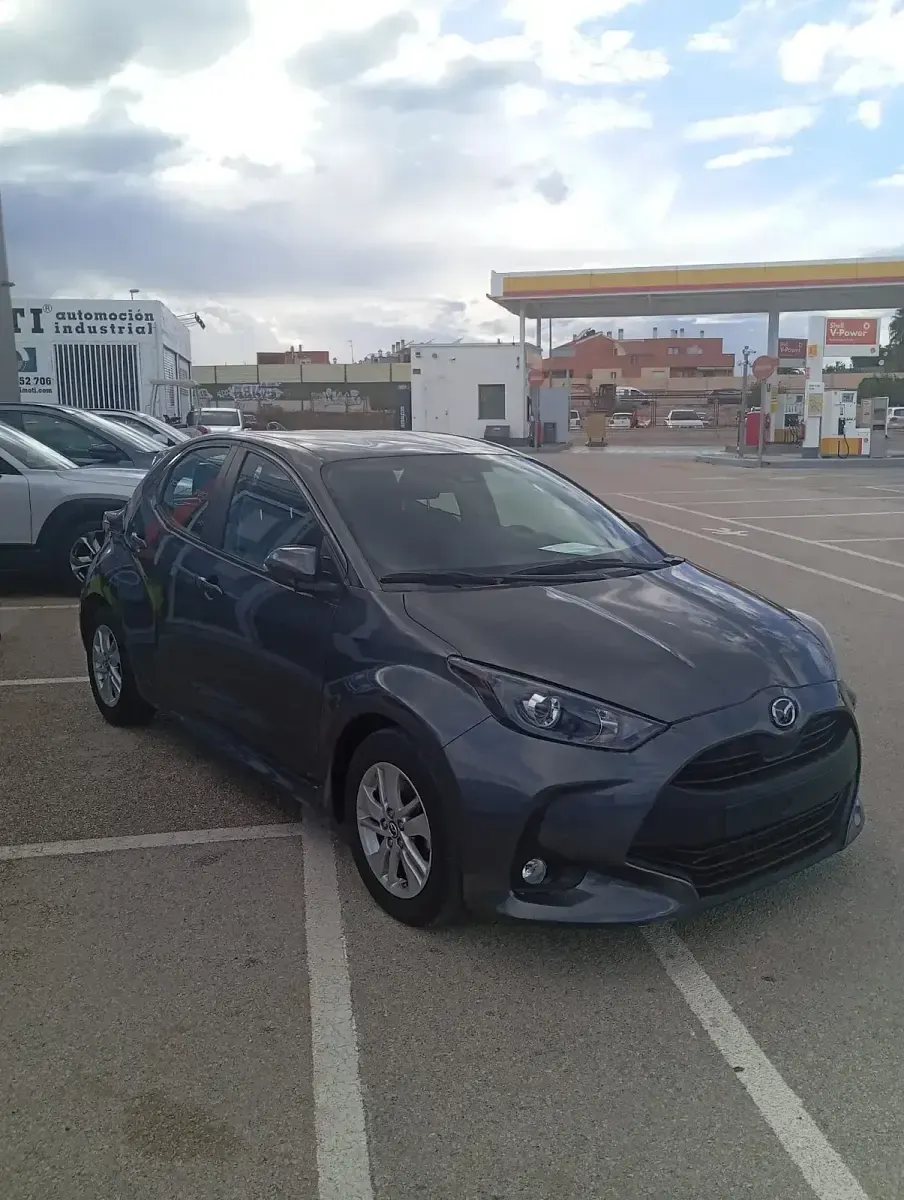 Usado Mazda 2 Center-Line 116 CV (85 kW) 2023 Gris Utilitario