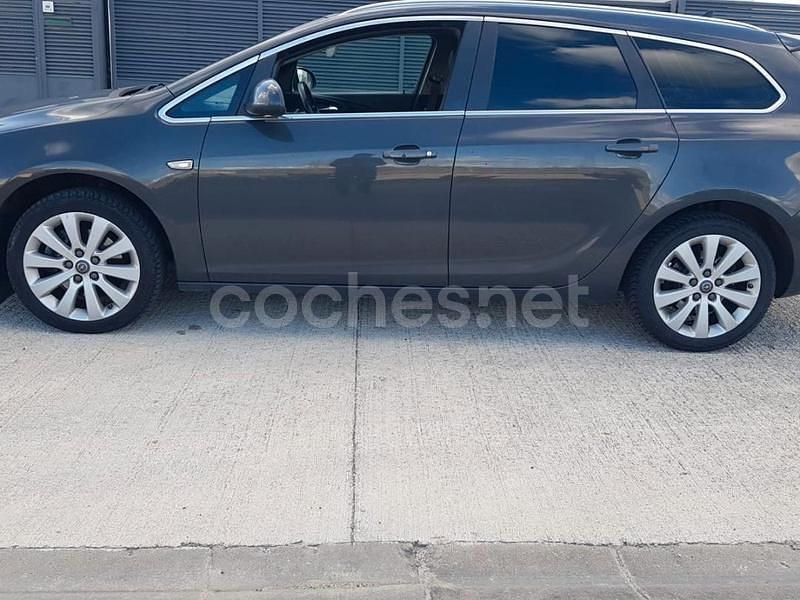 Usado Opel Astra Sportive 136 CV (100 kW) 2014 Gris / plata Familiar