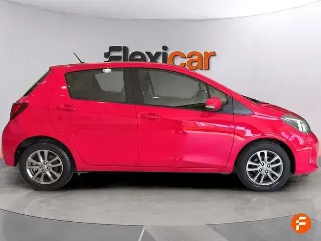 Usado Toyota Yaris Active 69 CV (50 kW) 2016 Rojo Berlina