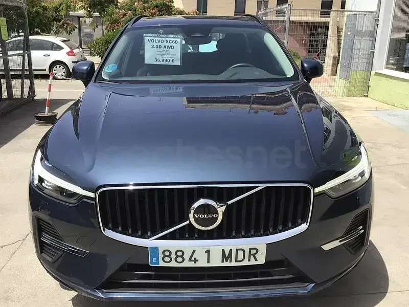 Usado Volvo XC60 Kinetic 181 CV (133 kW) 2023 Gris / plata SUV