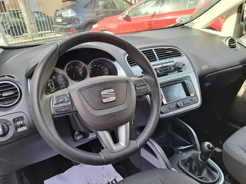 Usado Seat Altea Ecomotive 105 CV (77 kW) 2010 Negro Monovolumen