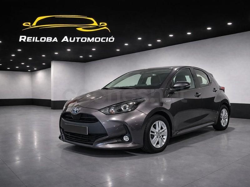 Usado Toyota Yaris Hybrid Active 116 CV (85 kW) 2021 Gris / plata Berlina