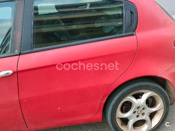 Usado Alfa Romeo 147 Distinctive 120 CV (88 kW) 2004 Rojo Utilitario