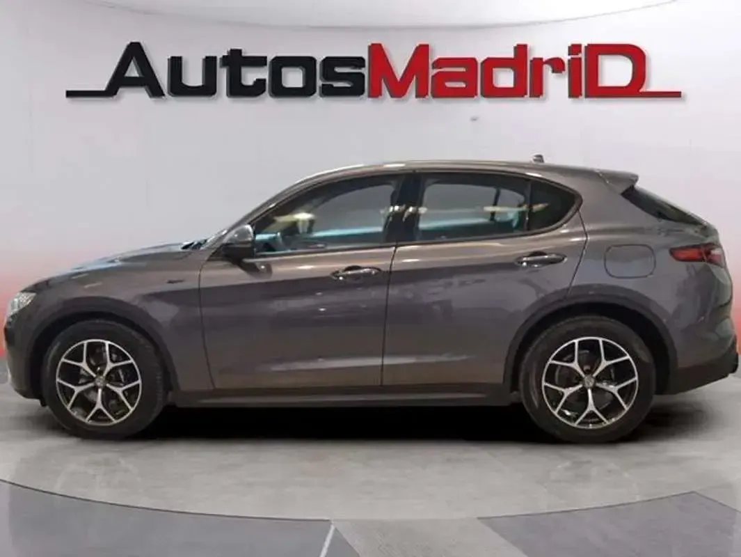 Usado Alfa Romeo Stelvio Sprint 190 CV (139 kW) 2021 Gris SUV