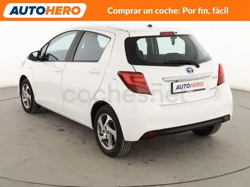 Usado Toyota Yaris Hybrid Active 100 CV (73 kW) 2016 Blanco Berlina