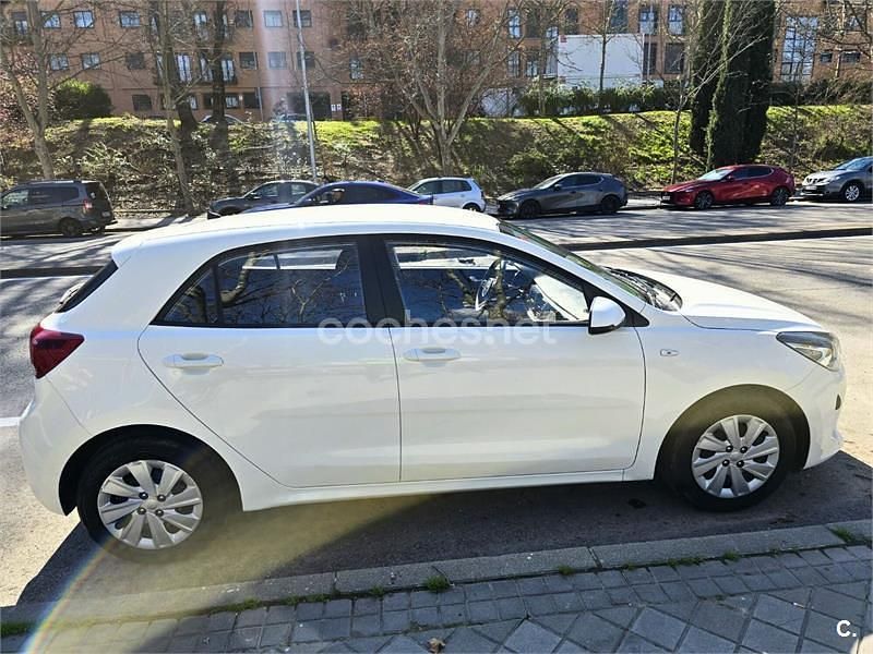 Usado Kia Rio 84 CV (61 kW) 2018 Blanco Berlina