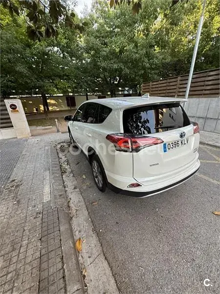 Käytetty Toyota RAV4 Hybrid Executive 197 HP (144 kW) 2018 Valkoinen Katumaasturi