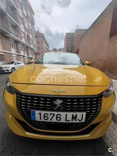 Usado Peugeot 208 Active 100 CV (73 kW) 2020 Amarillo Utilitario