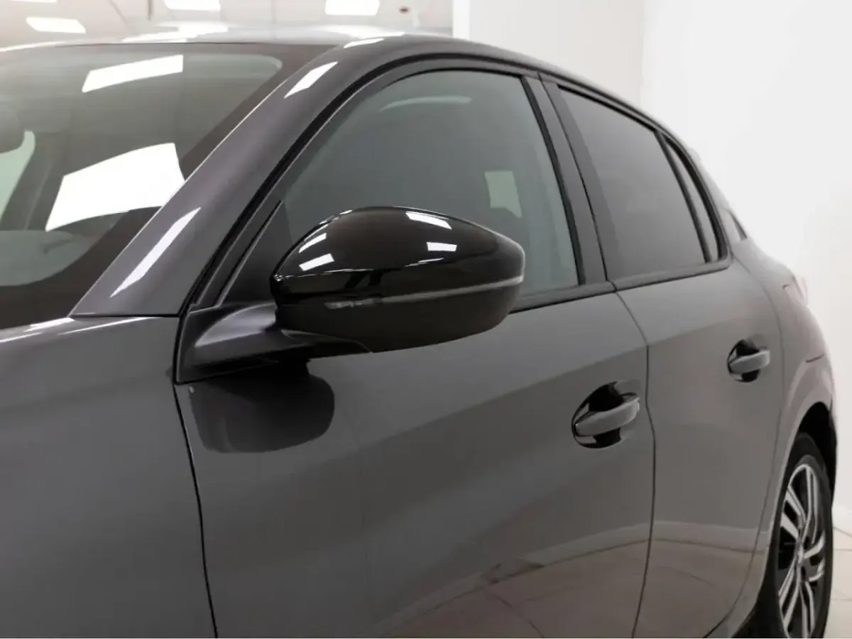 Usado Peugeot 208 Allure 100 CV (73 kW) 2023 Gris Utilitario