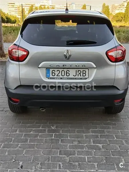 Usado Renault Captur Zen 90 CV (66 kW) 2016 Gris / plata SUV