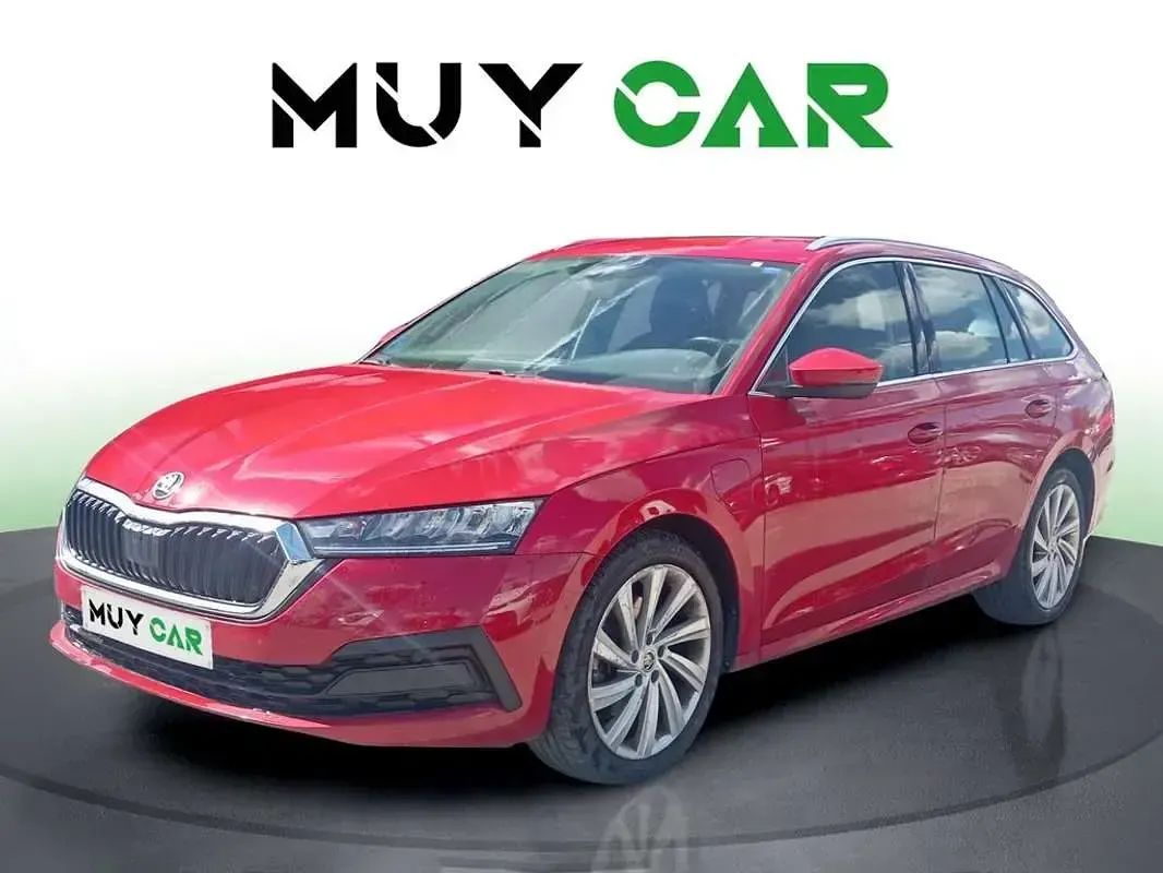 Usado Skoda Octavia Ambition 204 CV (150 kW) 2021 Rojo Familiar