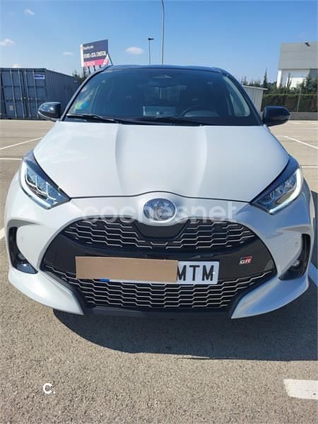 Usado Toyota Yaris Hybrid Plus 130 CV (95 kW) 2024 Gris / plata Berlina