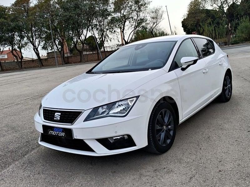 Usado Seat Leon Style 130 CV (95 kW) 2019 Blanco Berlina