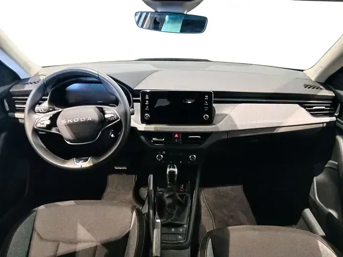Usado Skoda Kamiq Selection 115 CV (84 kW) 2025 Gris plata SUV