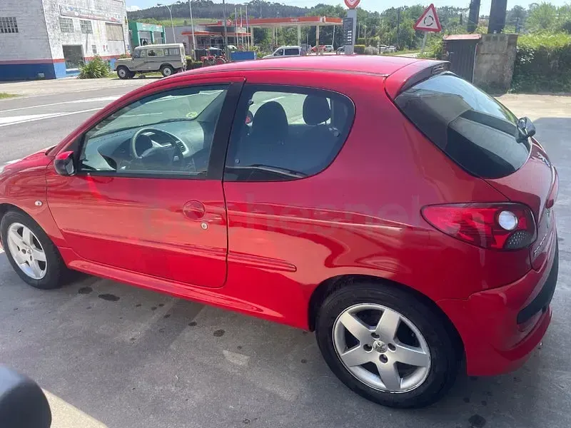 Usado Peugeot 206+ 70 CV (51 kW) 2010 Rojo Utilitario